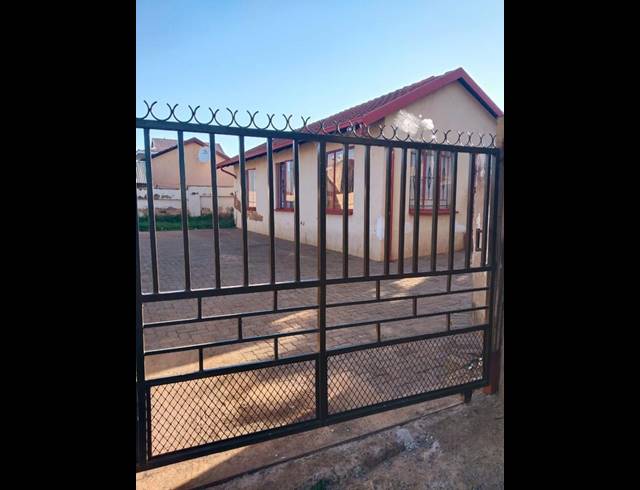 3 BEDROOM HOUSE FOR SALE IN CLAYVILLE